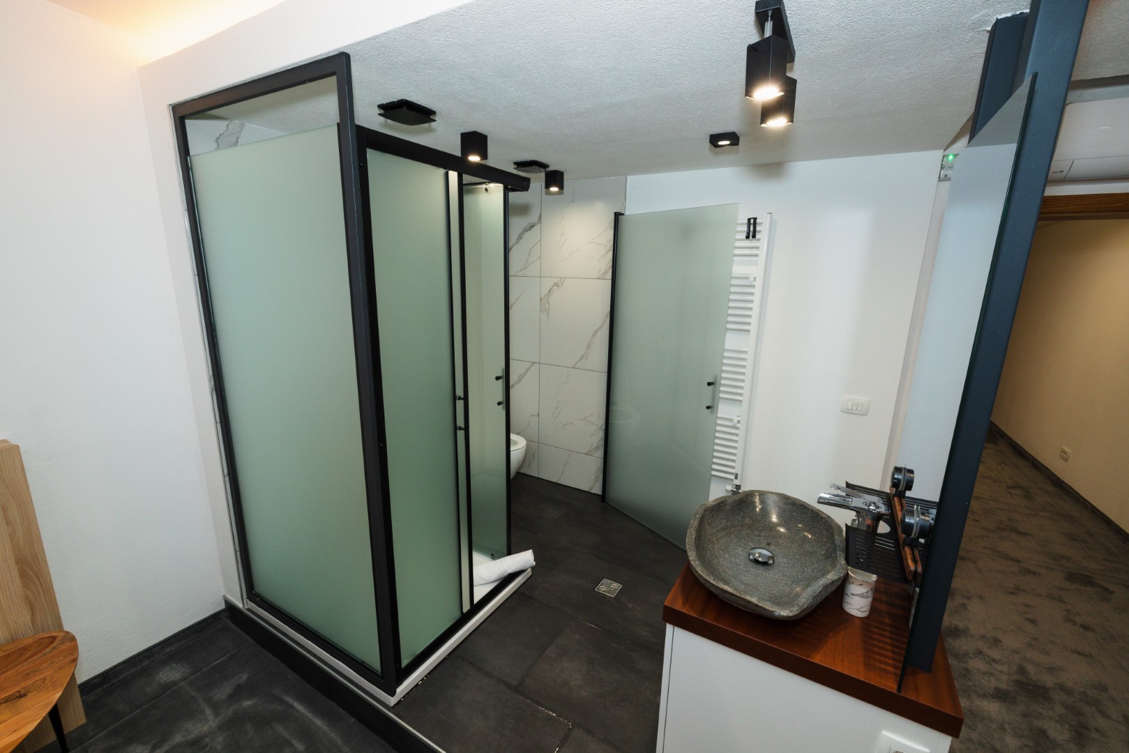 Suite bathroom